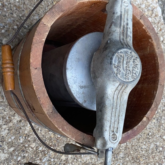Vintage White Mountain Wooden Ice Cream Maker with Silver Accents - Picture 14 of 14